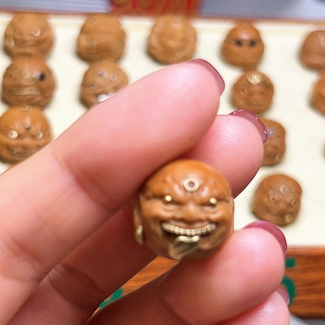 天****猴头核桃把件舔僧