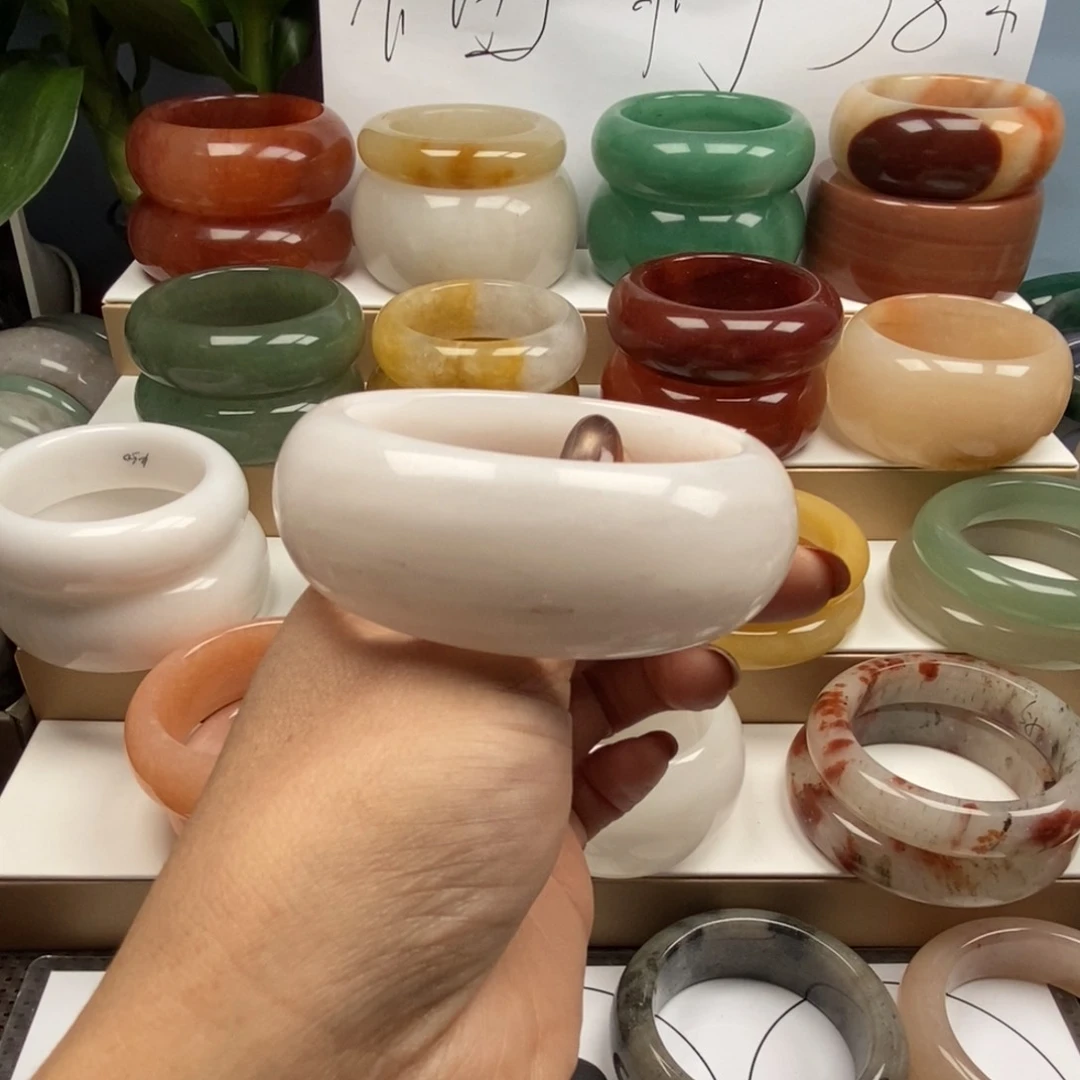 未镶嵌手镯石英质玉（佘太翠）阿*姐