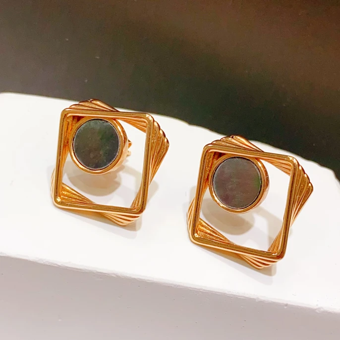 18K时尚镂空灰贝耳钉3.81克