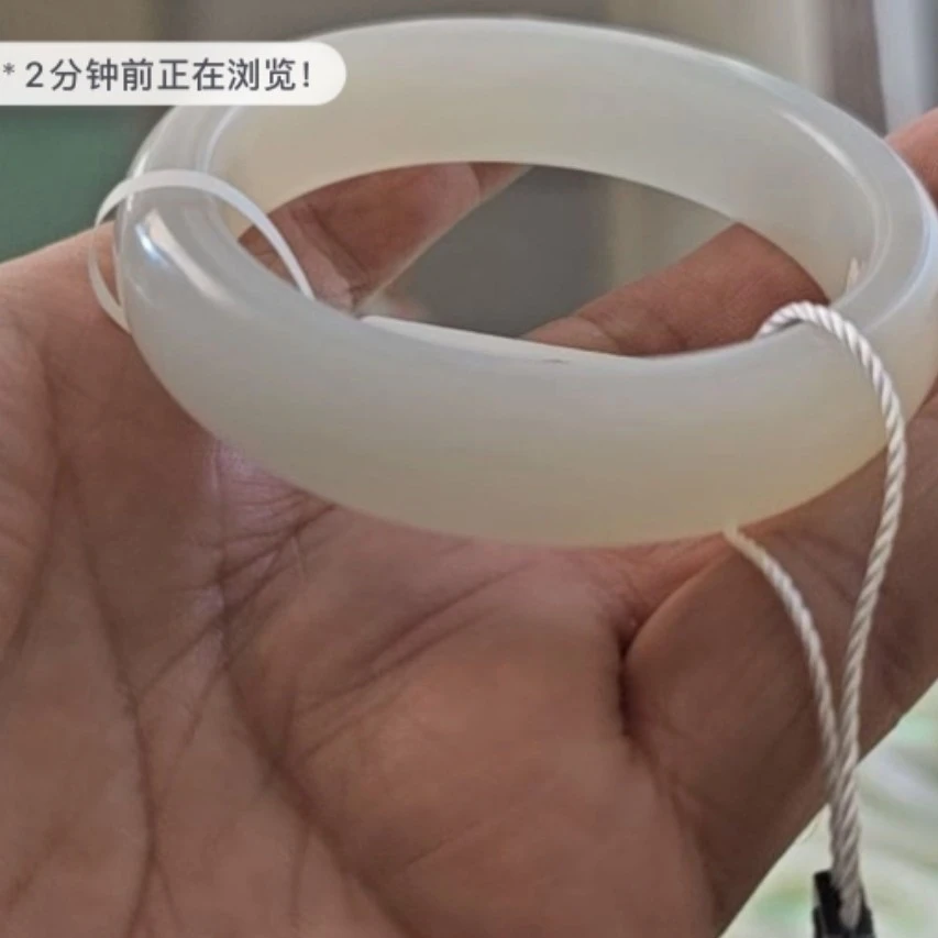 和田玉精品手镯，美观大方，物廉价美