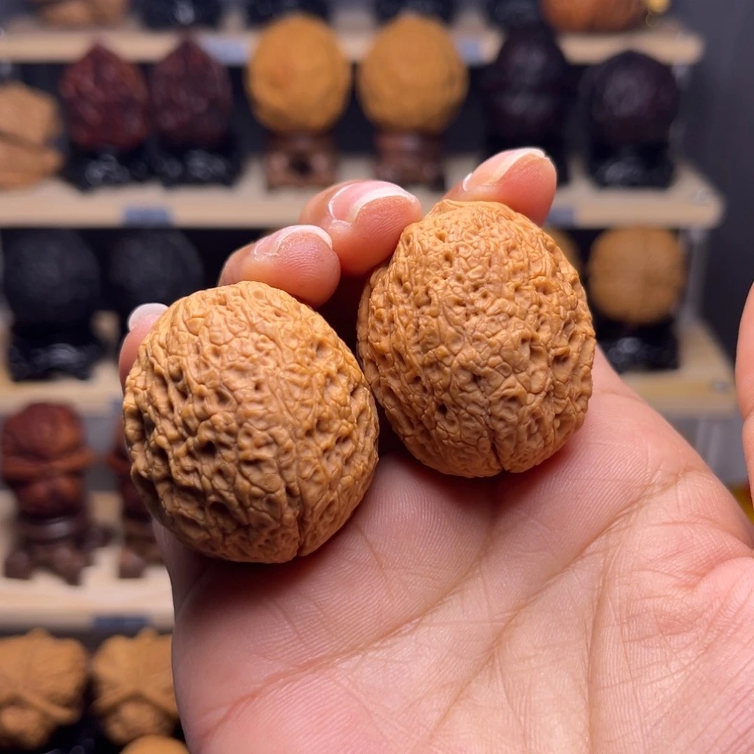 文玩核桃把件鱼子纹绣球M15