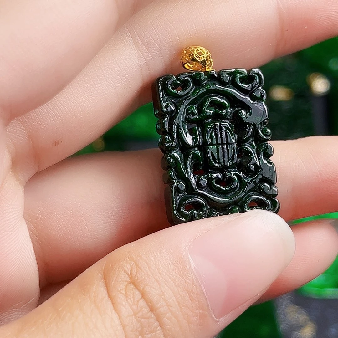 颈饰18K金镶嵌翡翠多样性