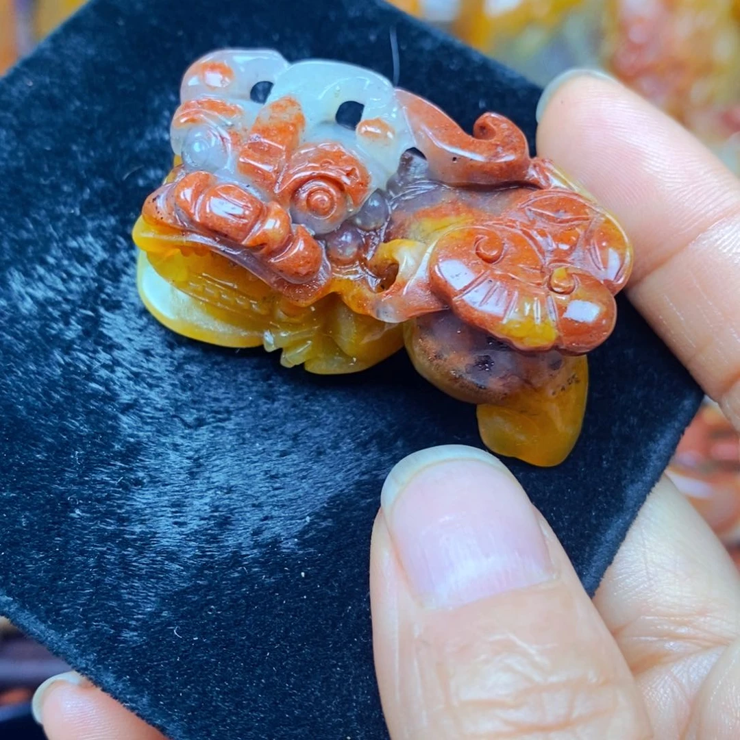 未镶嵌石英质玉（黄龙玉）颈饰