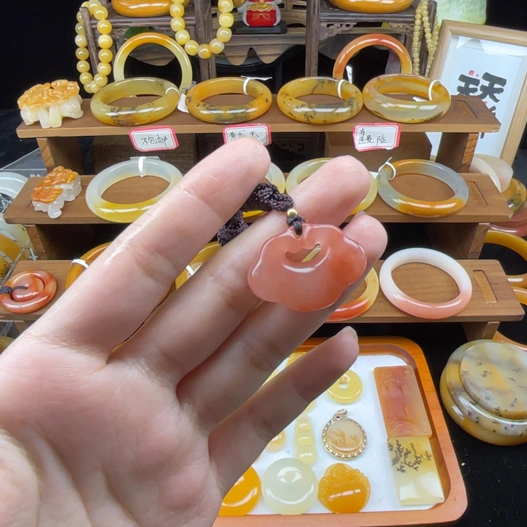 石英质玉（黄龙玉）未镶嵌颈饰祥云如意