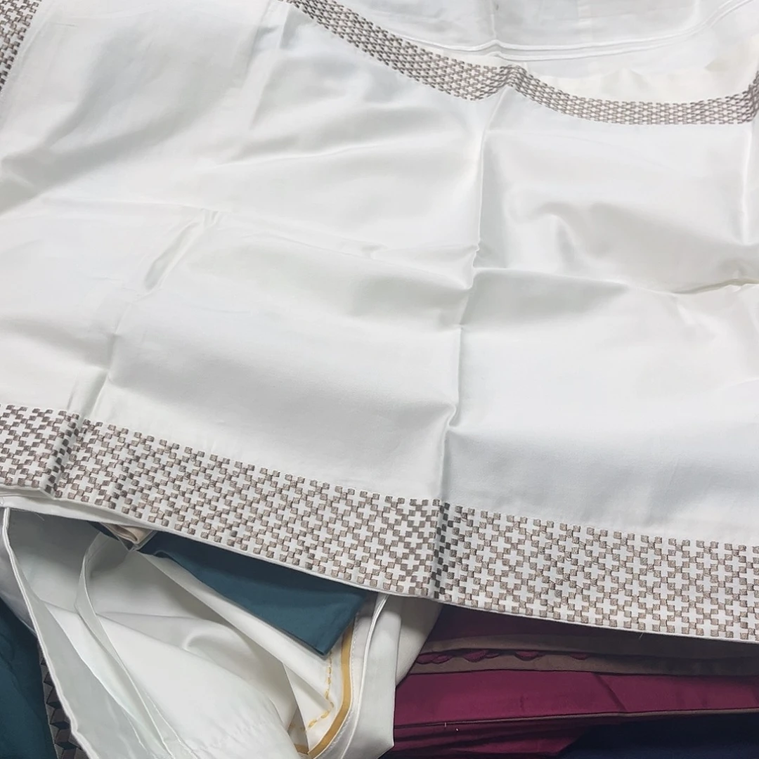 布4个白色枕套 全面贡段