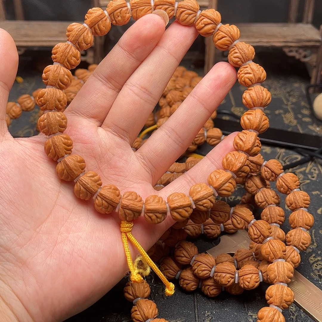 吊坠桃核小金豆手持