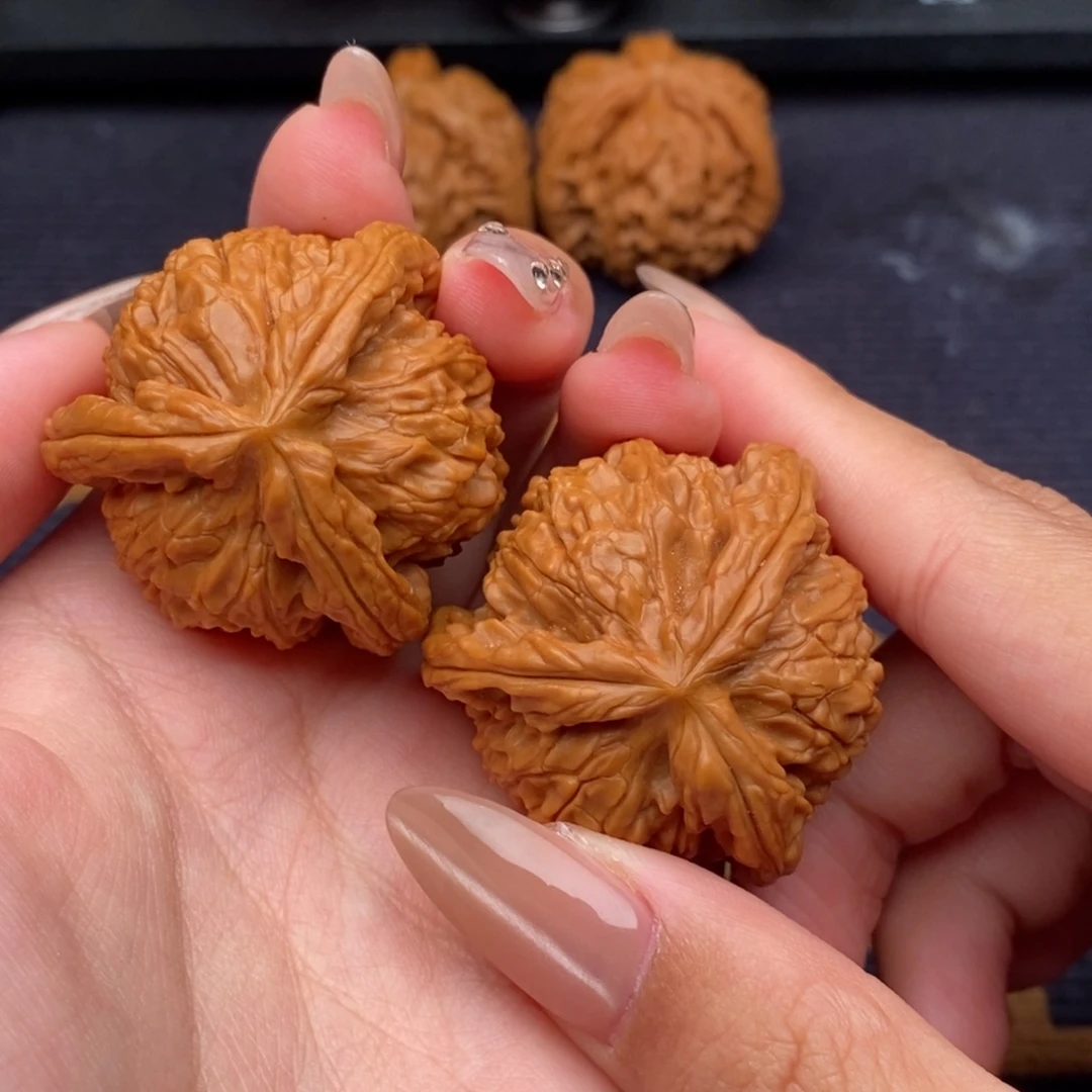 祥***哥吊坠文玩核桃白狮子正奔