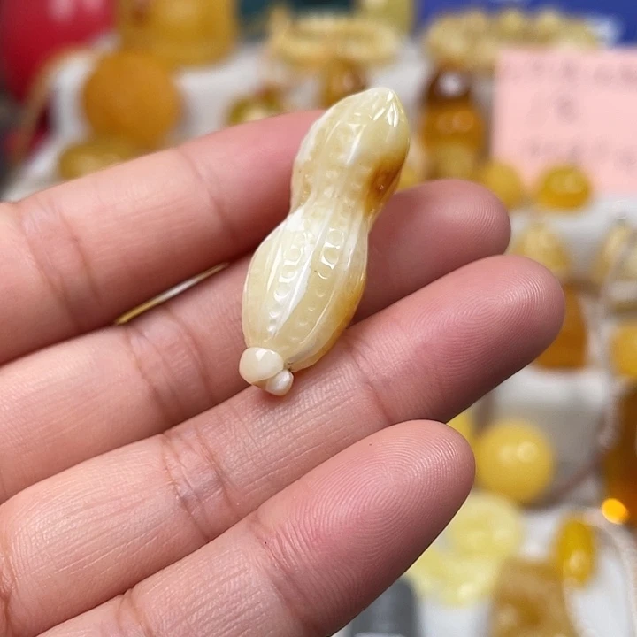 琥珀未镶嵌颈饰奶白花花生