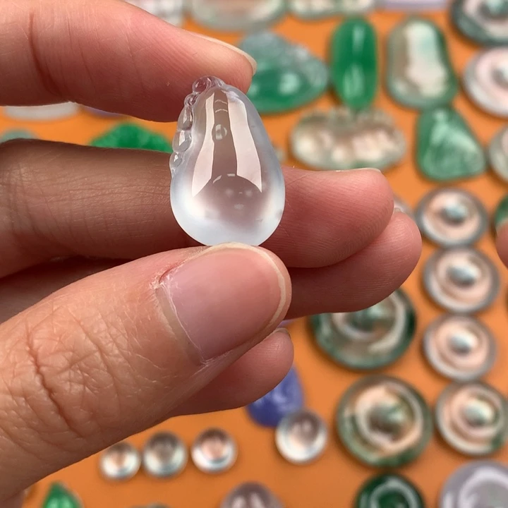 翡翠挂件未镶嵌….