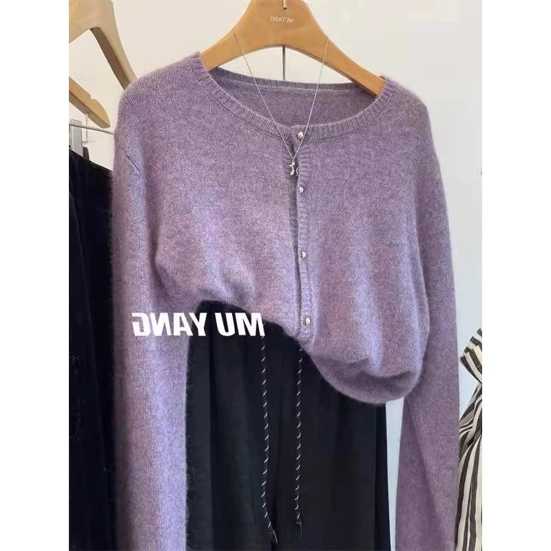 温柔软糯金扣圆领毛衣开衫上衣女早春新款显瘦针织衫