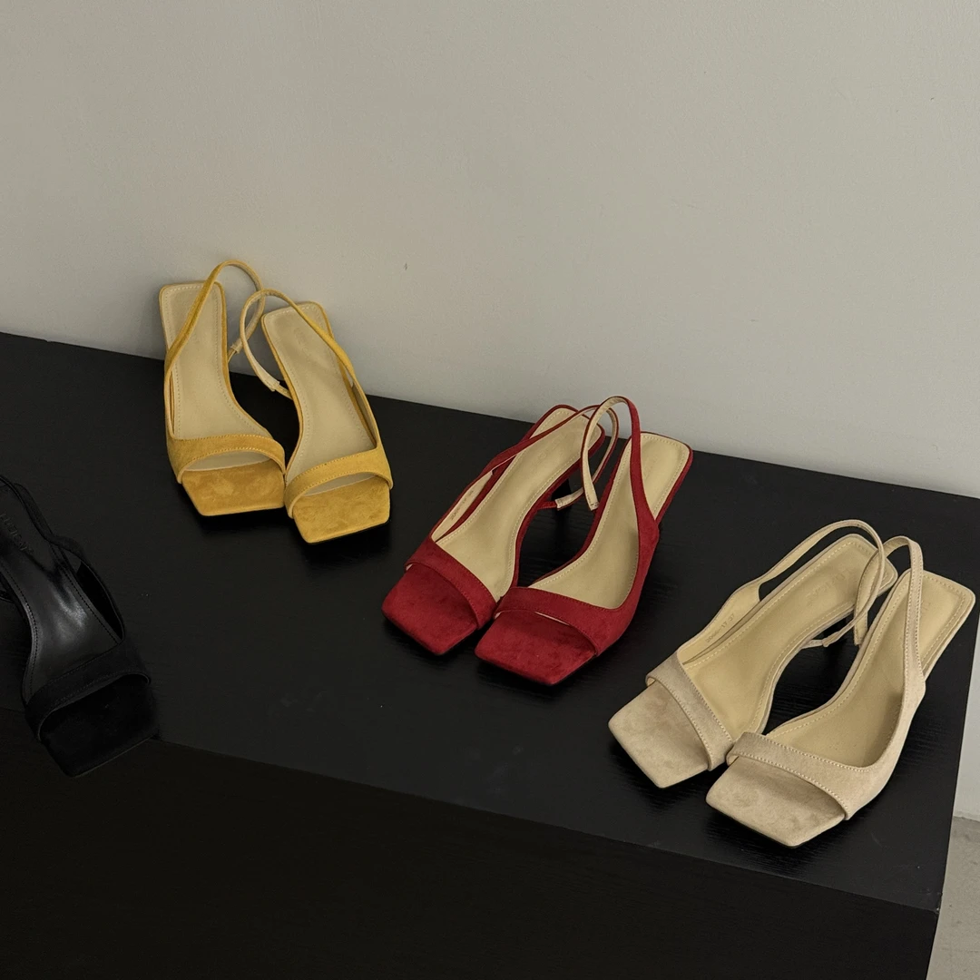 慢西西夏季新品！一字带方头露趾高跟鞋绒面百搭气质细跟后空凉鞋