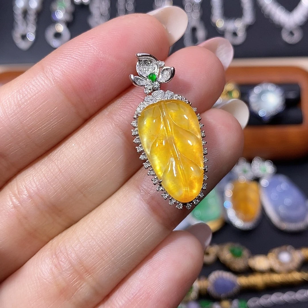 翡翠18K金镶嵌颈饰吊坠