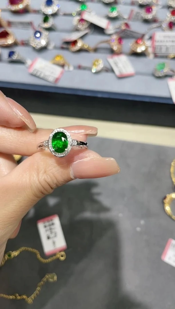 18K金镶嵌沙弗莱戒指