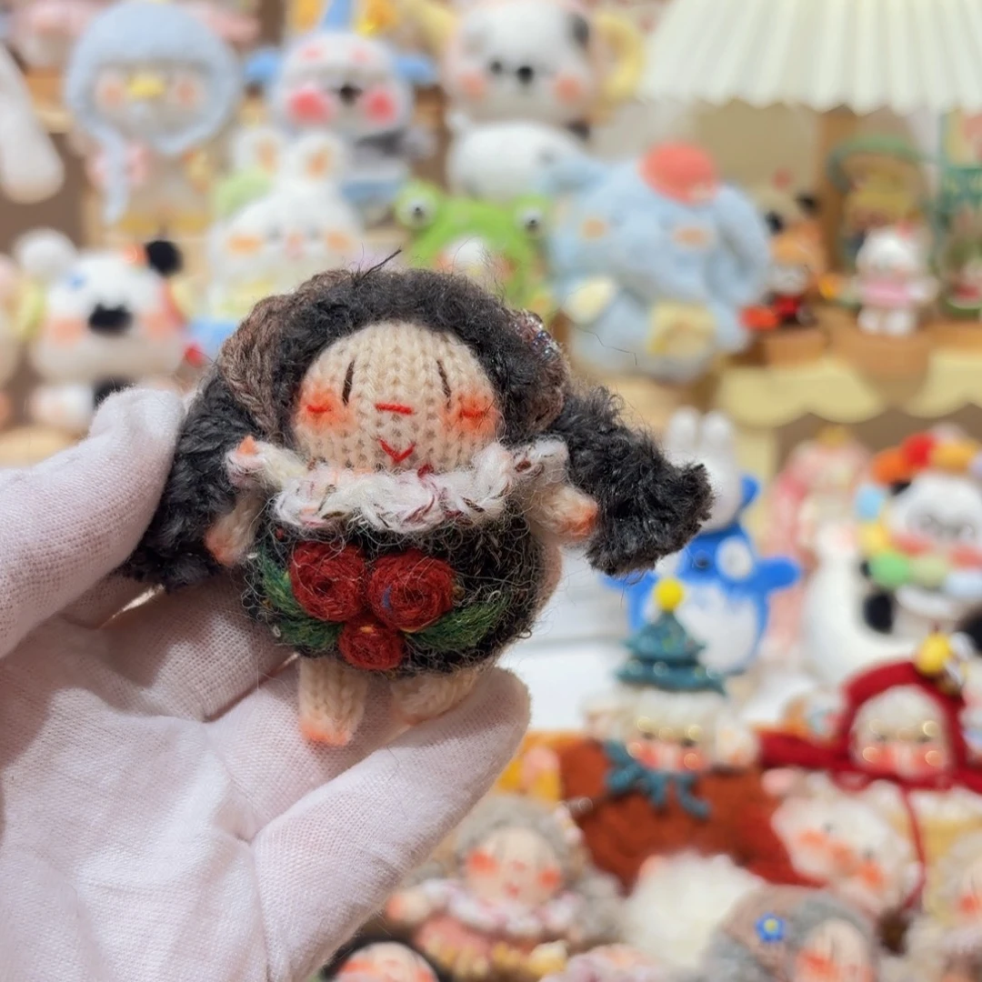 针织品做挂件的小女孩一样