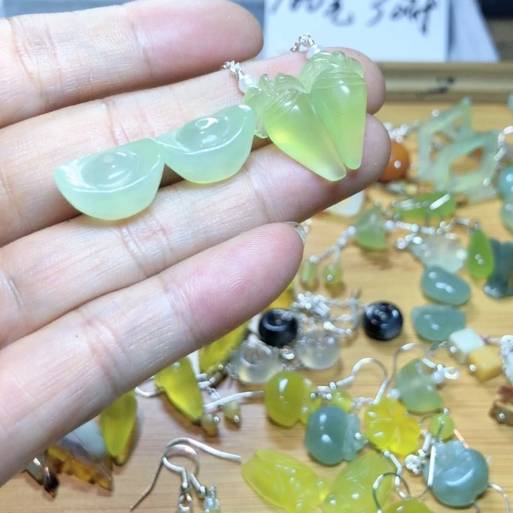 【闪购商品】蛇纹石玉耳环未镶嵌大**鱼