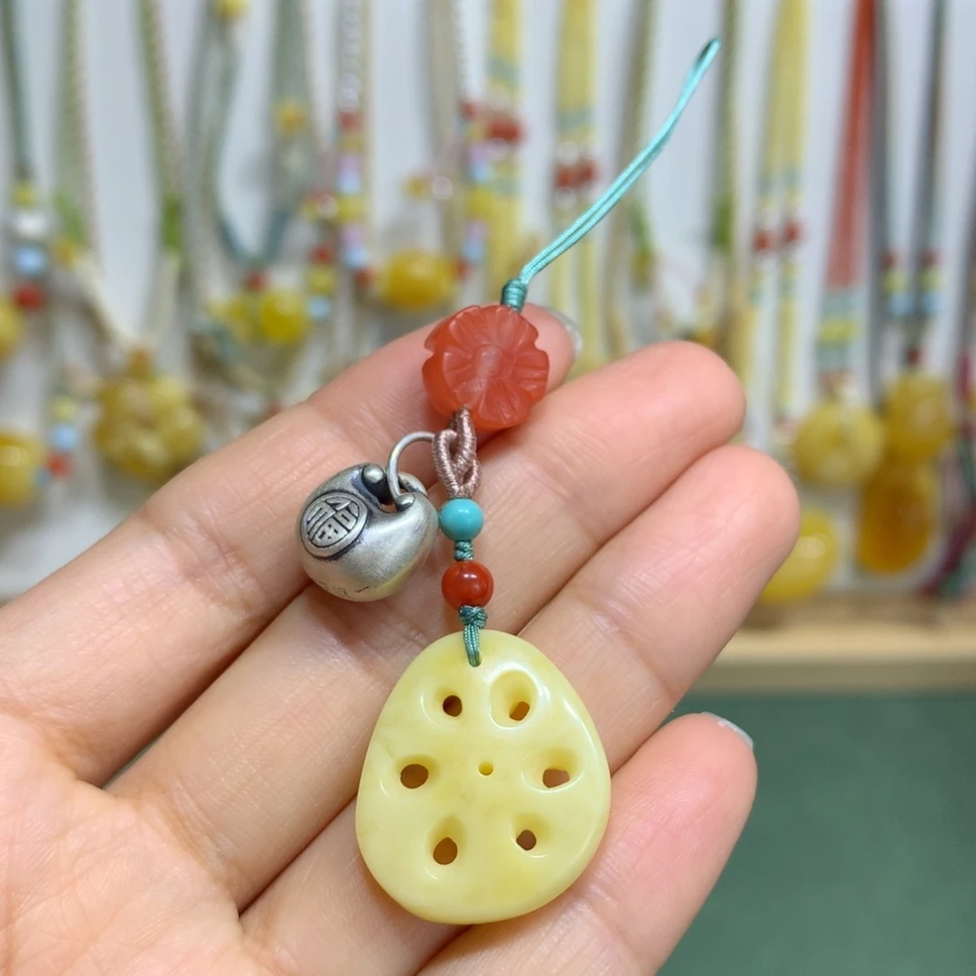 蜜蜡裸石足银镶嵌手机挂