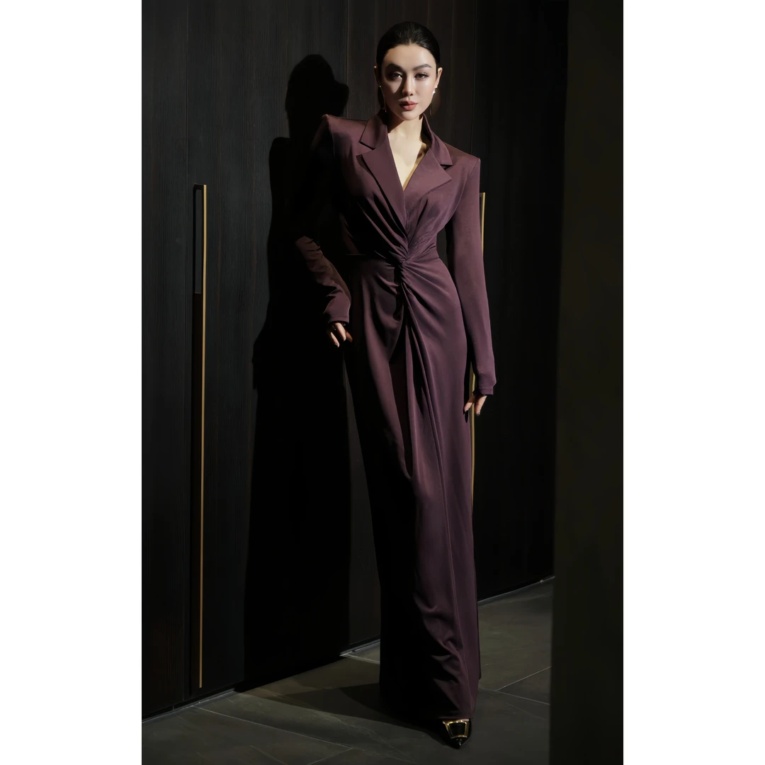 ZEROYK 翎蔻2025秋冬新款设计感扭结小心机收腰显瘦醋酸包臀裙