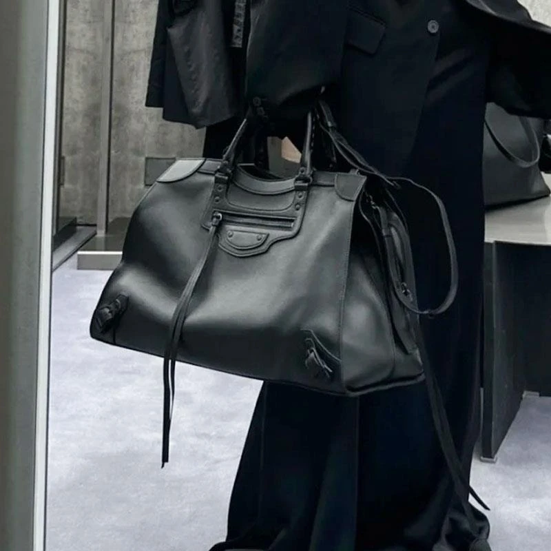 朋克风铆钉机车包2025新款大包通勤手提旅行健身包辣妹腋下托特包