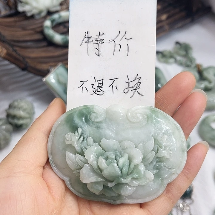 透闪石-蛇纹石玉未镶嵌颈饰