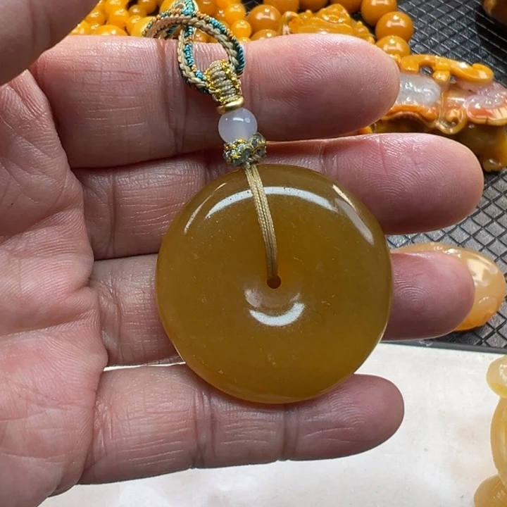 石英质玉（黄龙玉）颈饰未镶嵌