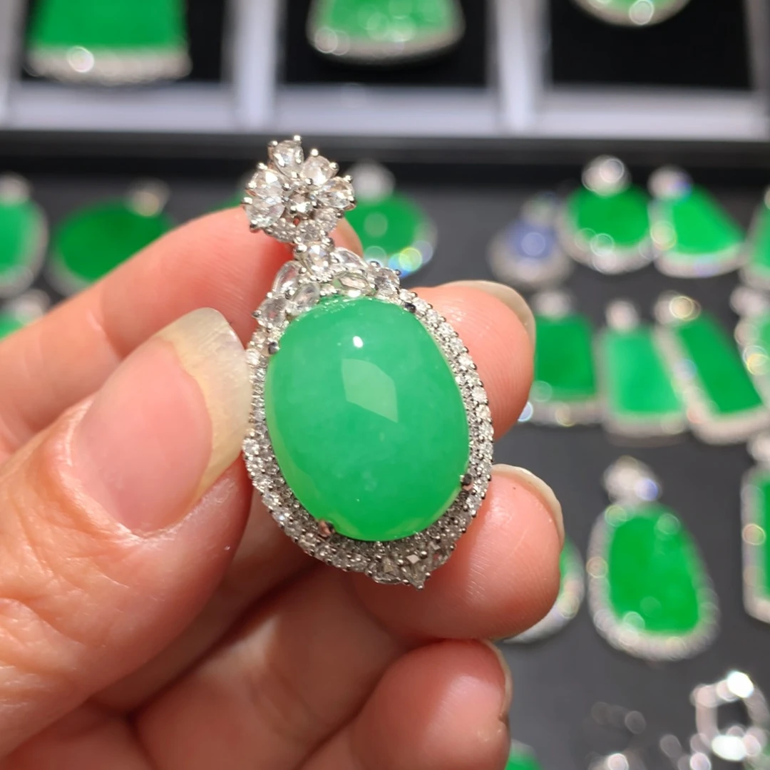 翡翠颈饰18K金镶嵌圆**梦翡翠