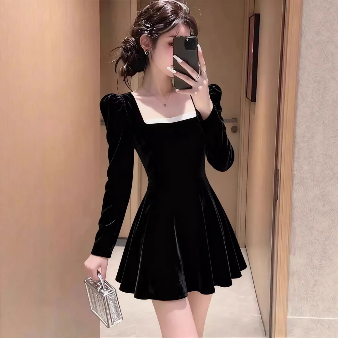 轻熟风黑色丝绒连衣裙女2025新款秋冬方领长袖高级感气质连衣裙子