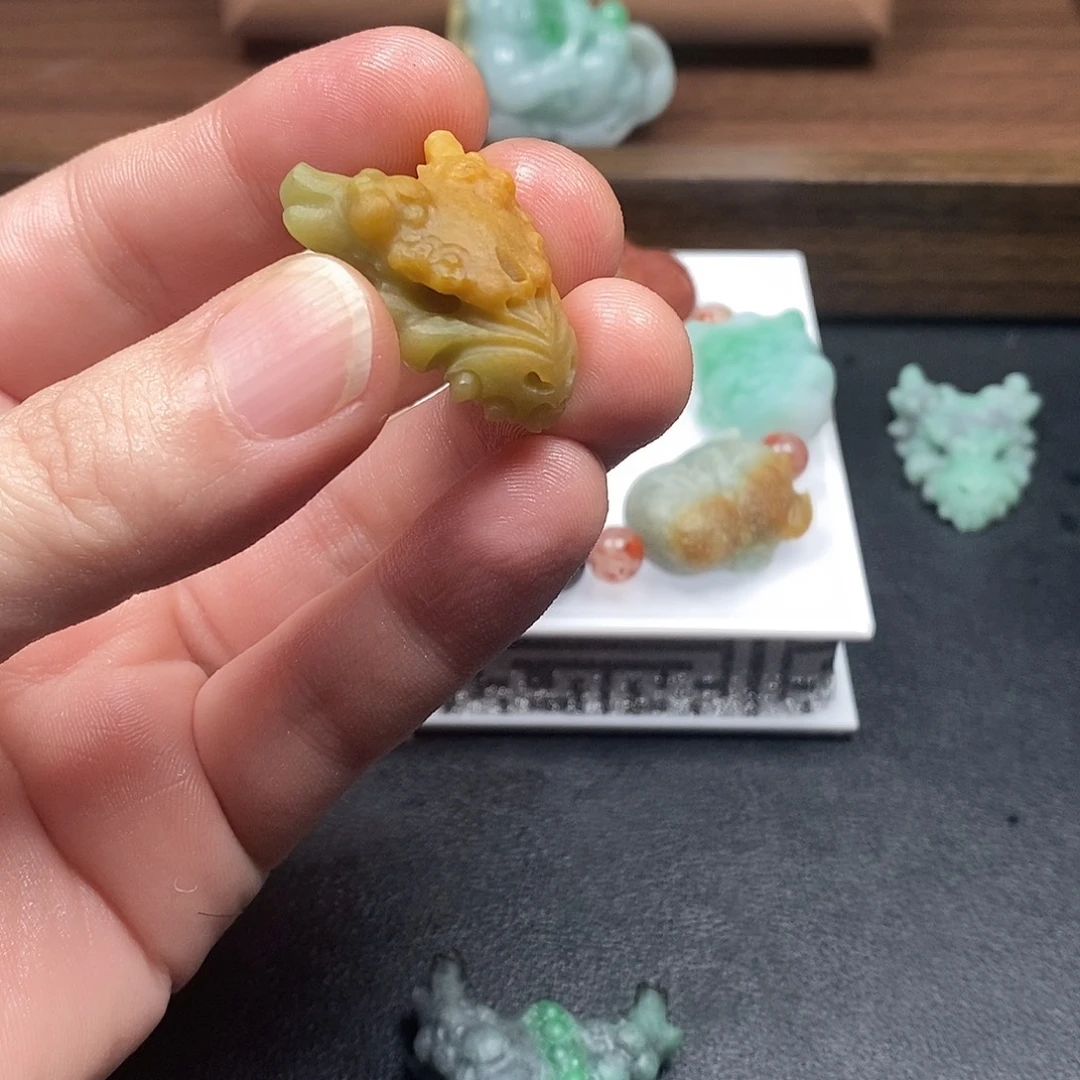 黑***灰未镶嵌定制翡翠毛货抛光