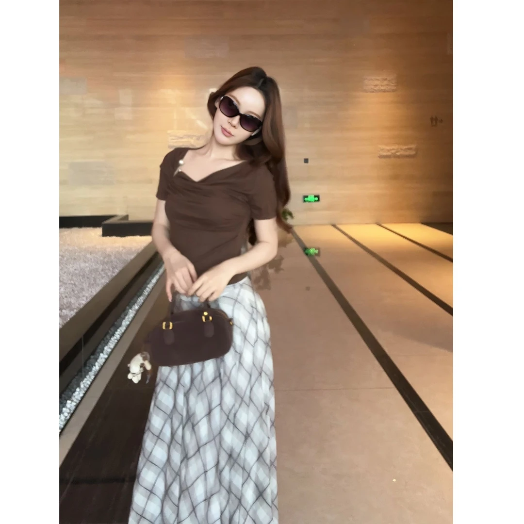 姜穹JIANGQIONG 2025夏季新款时尚抽皱珍珠金属环饰修身短袖上衣