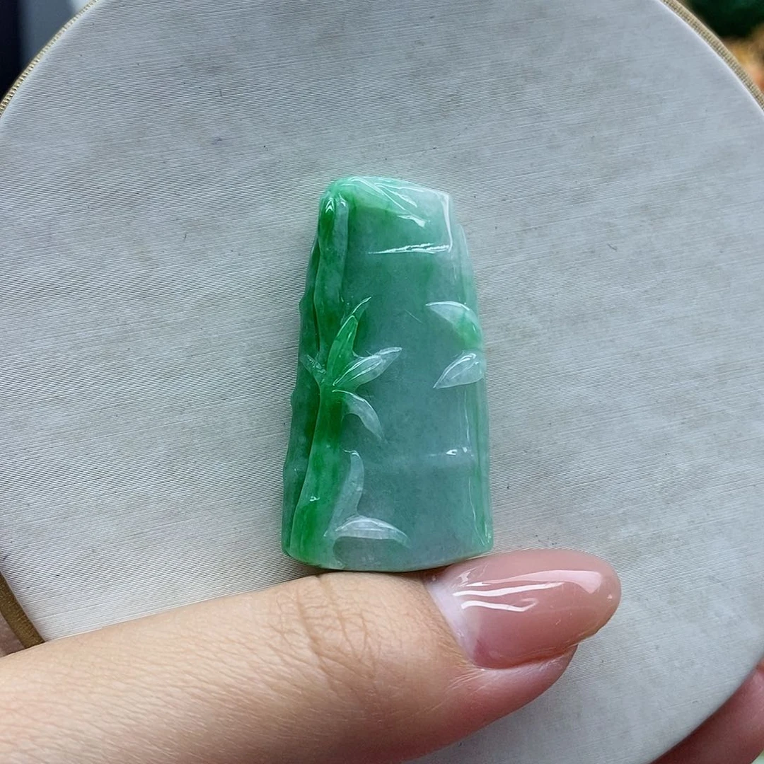 翡翠未镶嵌吊坠(赠链)