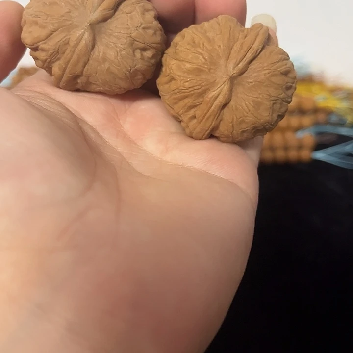 文玩核桃把件边39肚41左右微瑕歪元宝，编号013