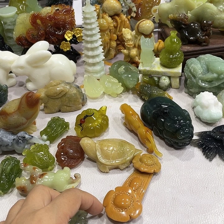绿***罗蛇纹石玉未镶嵌颈饰