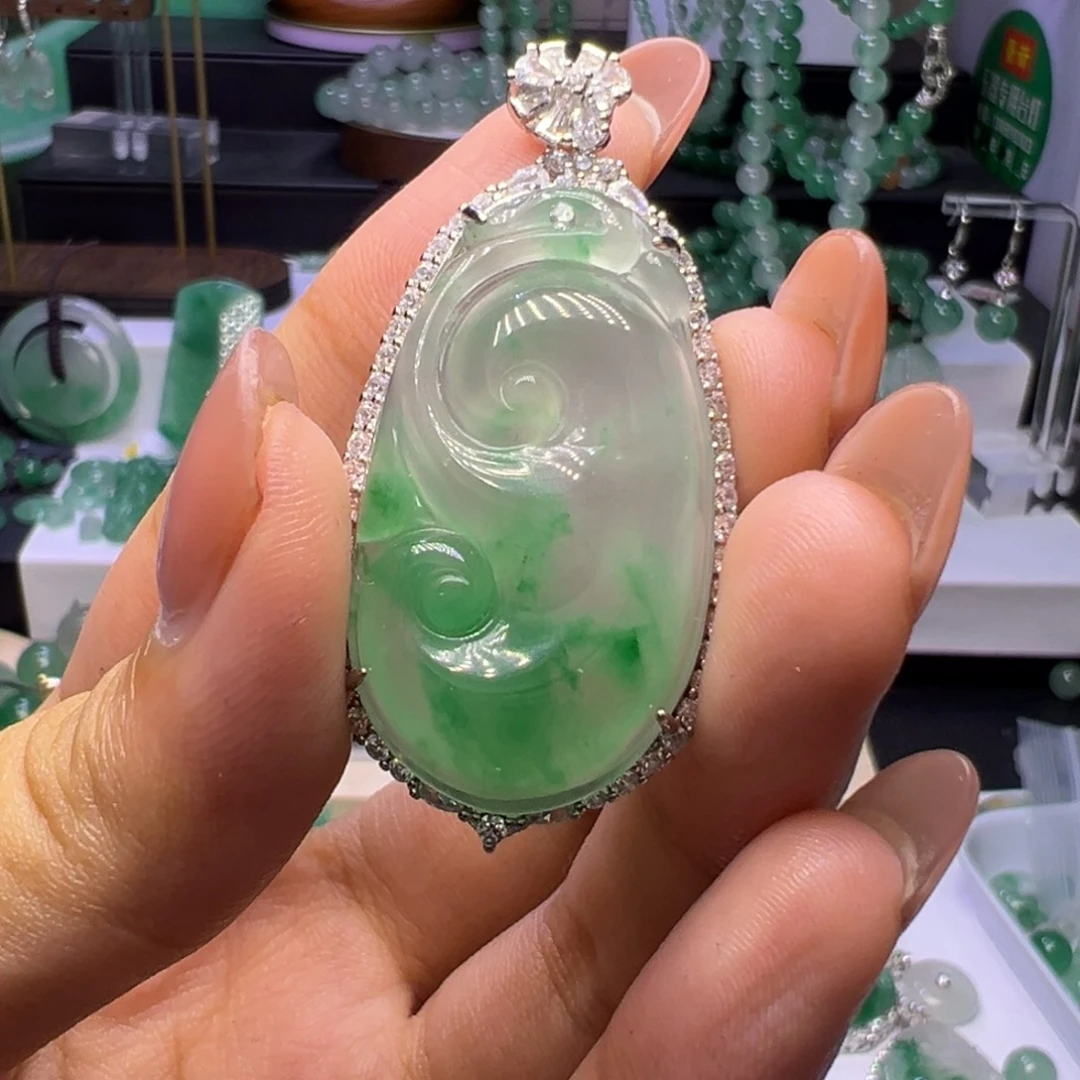 石英质玉（非洲翠）未镶嵌颈饰