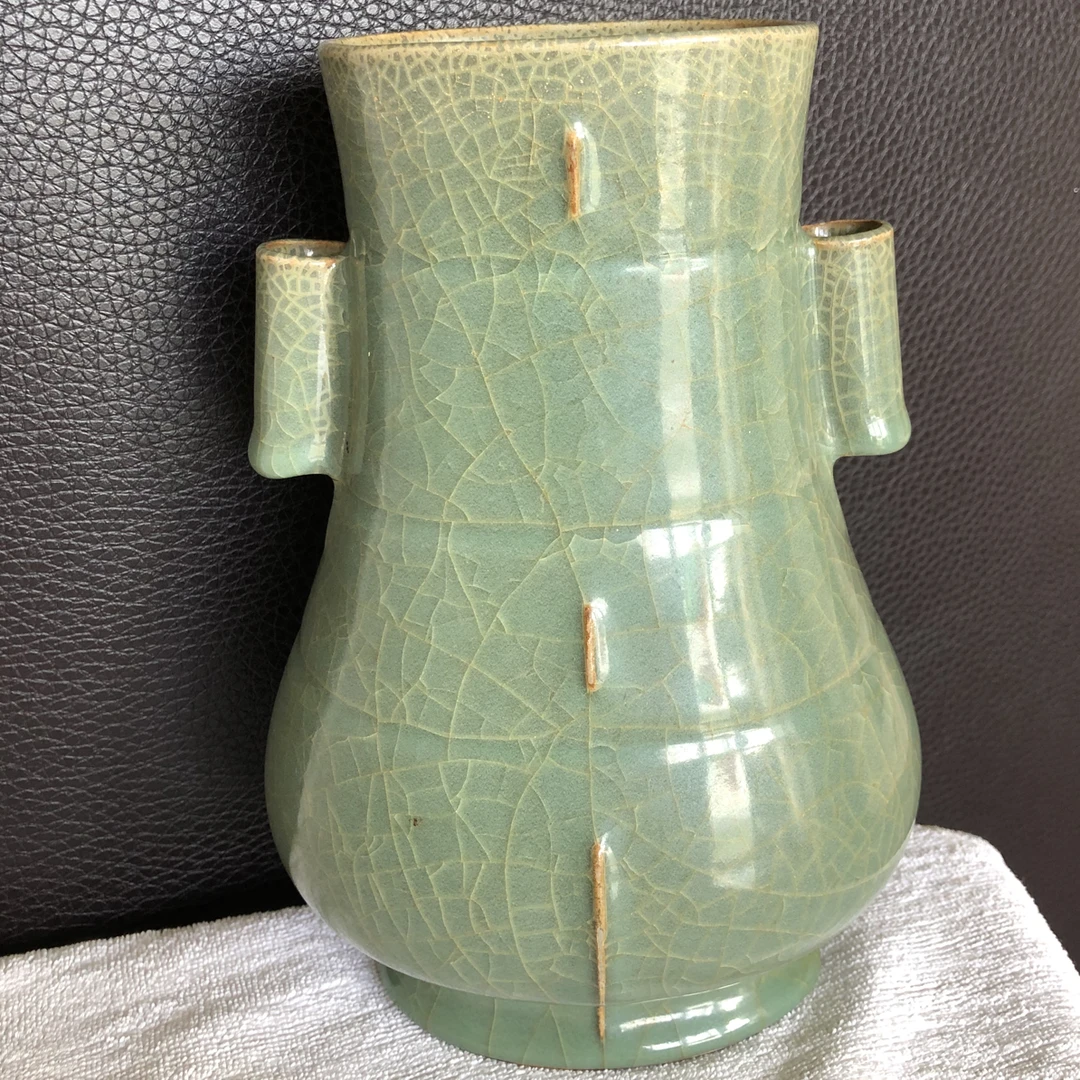 仿古瓷 龙泉窑青釉贯耳瓶,瓶身青釉温润,开片自然,