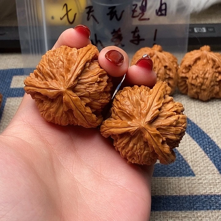 *****文玩核桃吊坠白狮子正奔