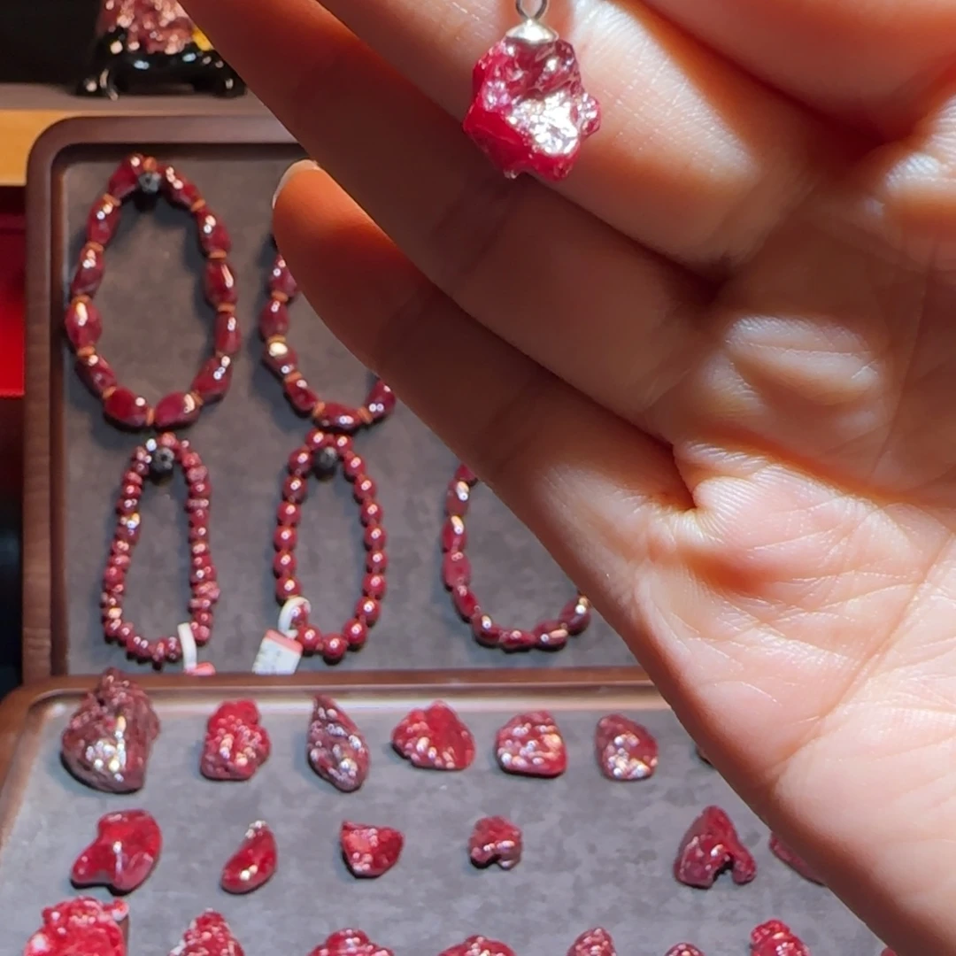 天然辰砂狗头砂晶体吊坠