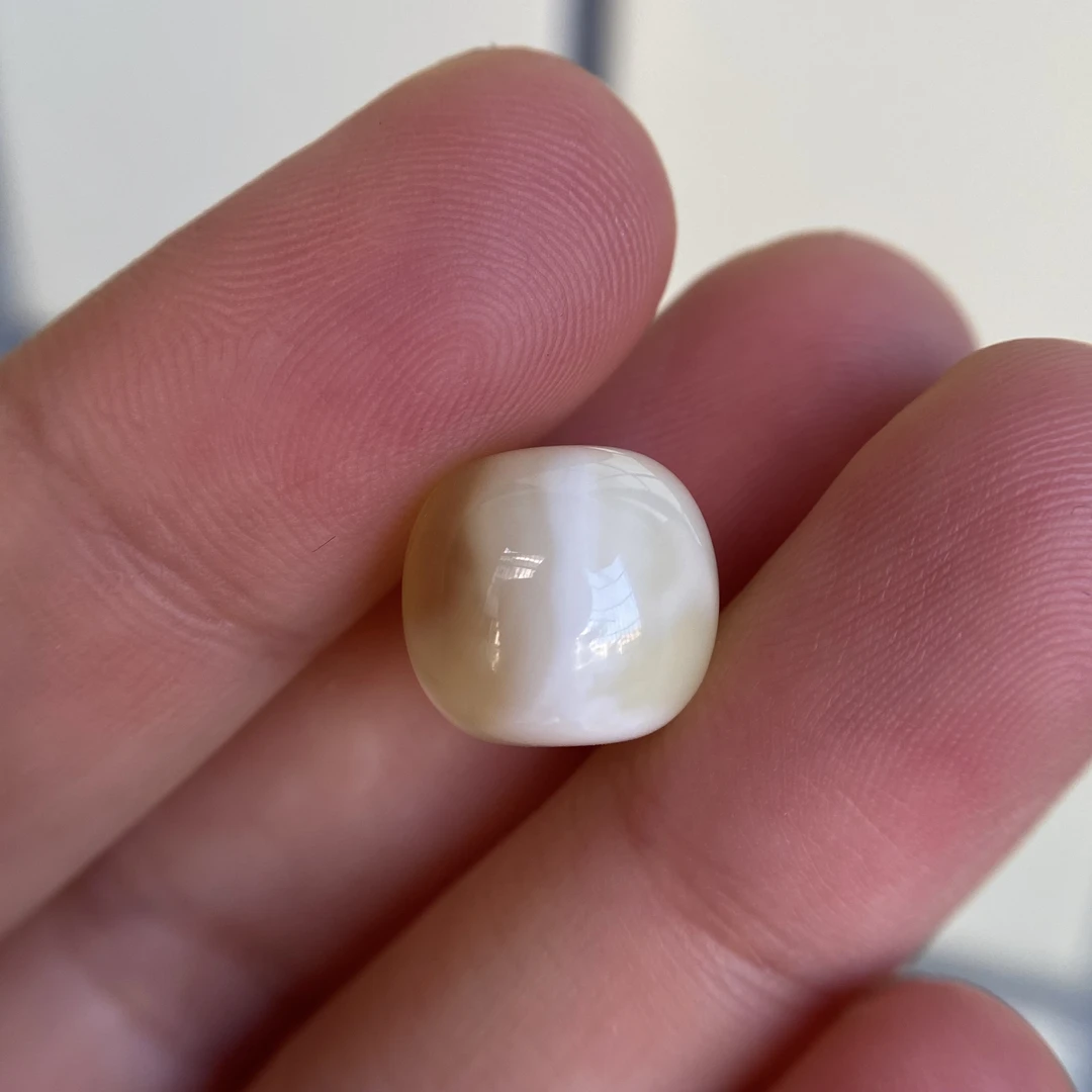 蜜蜡金胶白蜡老型配饰12.0×11.1mm,蜡满那边有条内线纹,丁点小眼