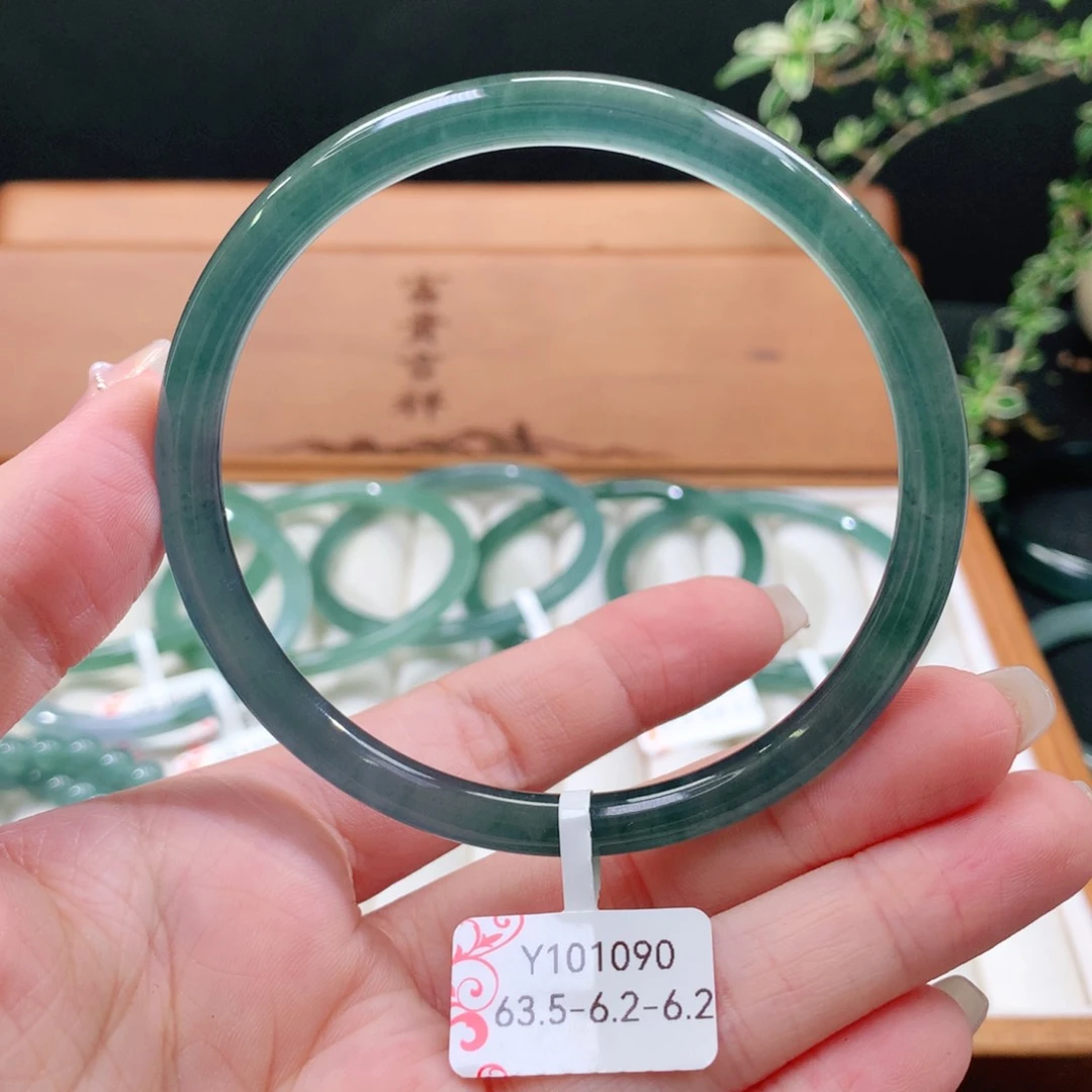 翡翠手镯未镶嵌天然