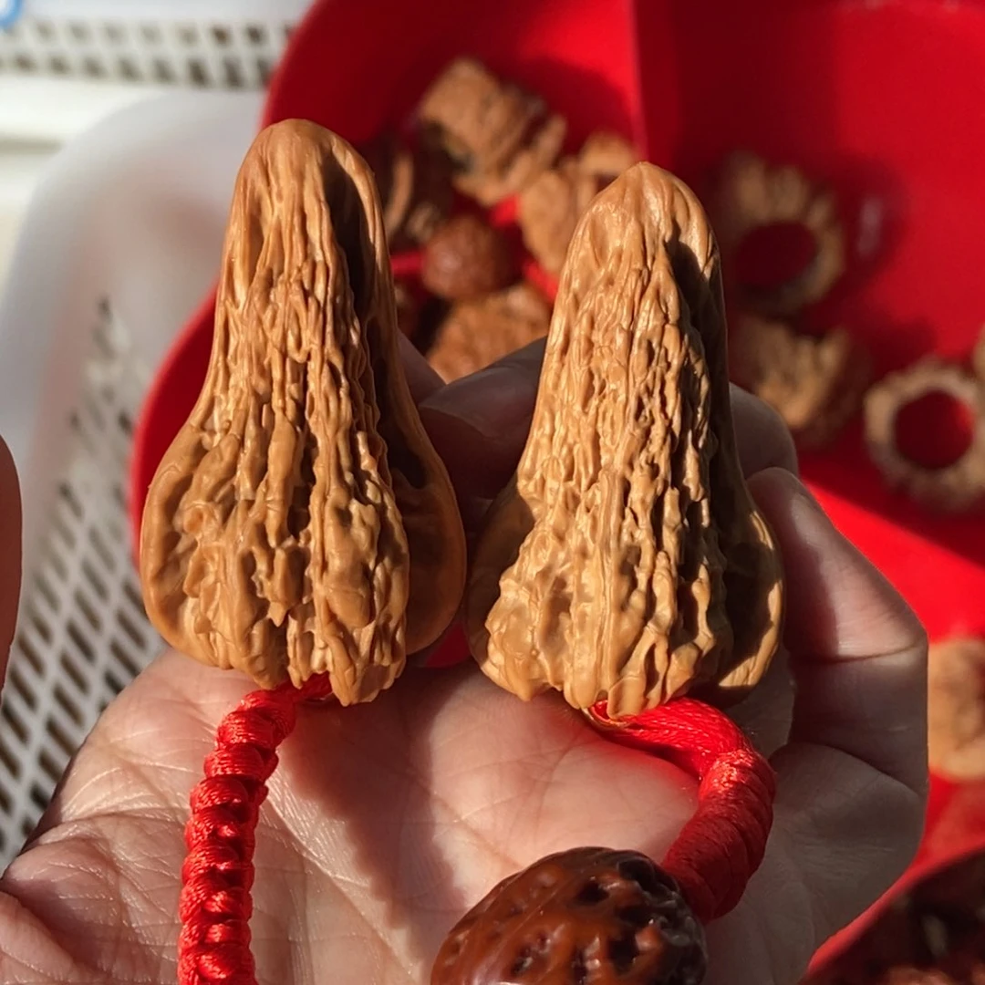 桃核吊坠两只宝塔