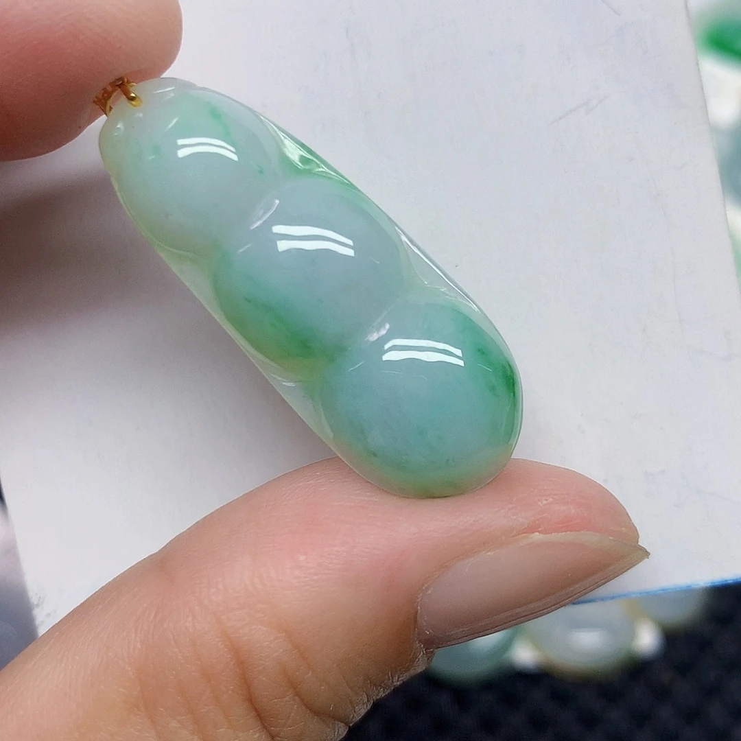 颈饰18K金镶嵌翡翠豆子