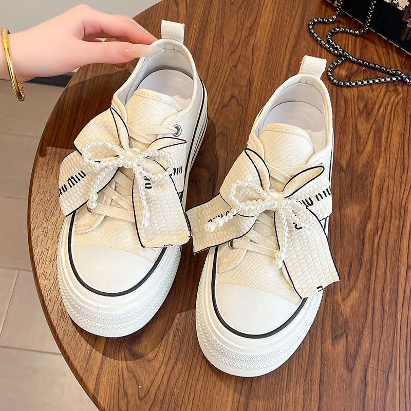 ins学生百搭舒适圆潮板鞋蝴蝶结串珠厚底帆布鞋小白鞋2025新款