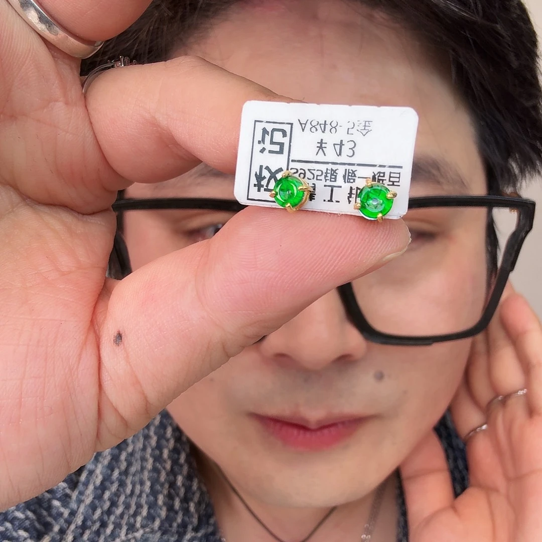 翡翠未镶嵌颈饰一对