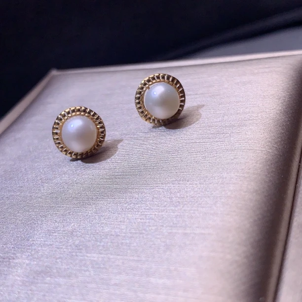 843867天然珍珠耳钉 18K金镶嵌 正圆珠径6.3mm左右