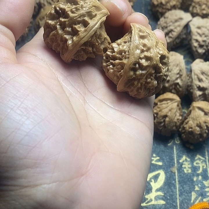 吊坠桃核大肚子蛇肚子不一样