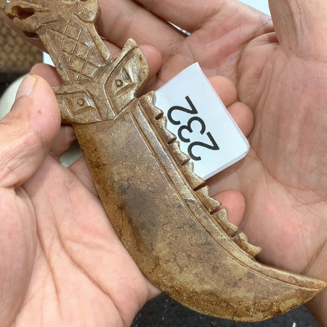 未镶嵌透闪石-蛇纹石玉颈饰