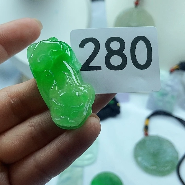 翡翠吊坠(赠链)未镶嵌