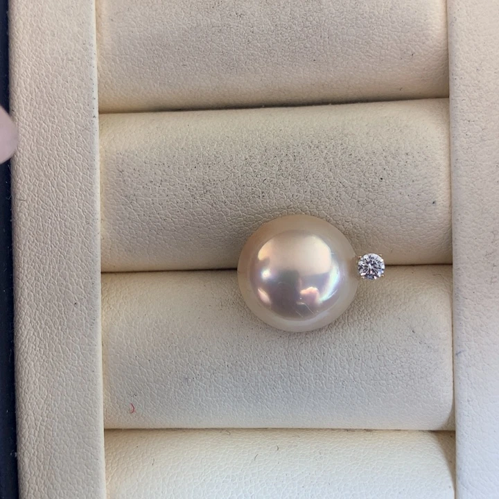 18K金镶嵌颈饰拼合珍珠（马贝珠）