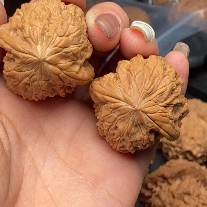 Y***y文玩核桃把件暴雪