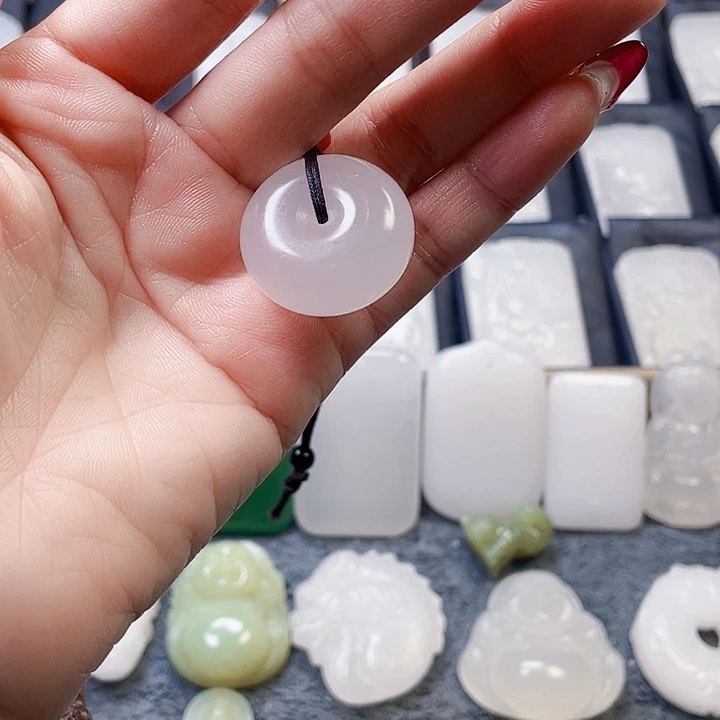 石英质玉（金丝玉）颈饰未镶嵌桃*爸新疆金丝玉