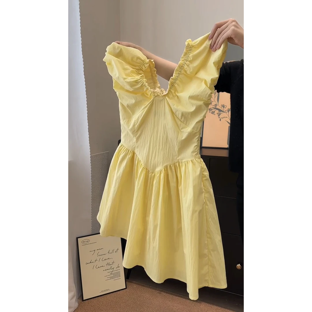 夏季女装2025新款超火气质减龄高级感海边度假黄色收腰无袖连衣裙