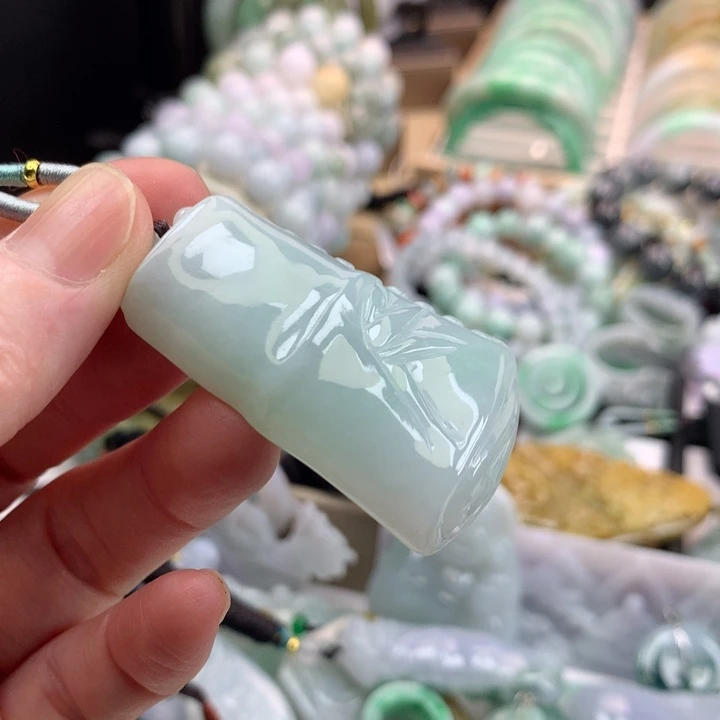 翡翠未镶嵌颈饰悟**生吊坠